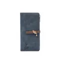Detailaufnahme der matten langen Brieftasche mit goldenem Blattanhänger und Stickerei - Metallblatt-Anhänger-Stil / Königsblau