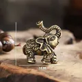 Macro-opname van vintage koperen olifantenbeeldje met gravures en afmetingen - Geluksolifant Groot