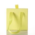 Caja de joyería cuadrada amarilla con asa de cinta y tirador para anillos y joyas - 10cm x 10cm x 3.5cm / Amarillo