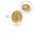 Dettaglio di una spilla a fiore vintage in oro con dimensioni e chiusura a perno - Stile Vintage a Curva S Martellata (G12326)