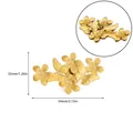 Detailansicht der Dicke und goldenen Metallstruktur der floralen Brosche im Makro - Schmetterlings-Blumen-Kombination (G12298) / Gold