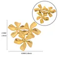 Detailansicht der goldene Blumenbrosche mit Metallstruktur und Sicherheitsnadel - Drei Fünf-Blatt-Blumen Form (G12341) / Gold