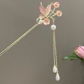Goldener Haarstab mit rosa Emaille-Schmetterling, Blumen und Perlenquastenanhänger - Rosa Schmetterling Blume Perle Quaste (发簪2542)