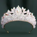 Gros plan d'une couronne de mariée dorée avec perles de cristal et strass marquise - Base Or KC Strass AB et Perles Blanches