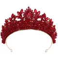 Vue détaillée de strass en cristal rouge luxueux sertis sur couronne en métal doré - Base Or KC Strass Rouge Vin