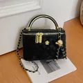 Schwarze gesteppte Boxtasche mit goldener Hardware und Kettenriemen für Damen - Schwarz