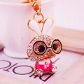 Porte-clés lapin en strass brillants avec lunettes noires et émail rose - Rose rouge