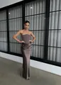 Détail du haut corset moka et jupe longue en satin assortie avec plis drapés élégants - Violet