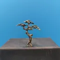 Detailansicht einer Miniatur Kiefer aus Bronze mit strukturierten Nadeln und Metallsockel - Kleine Willkommenskiefer