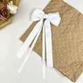 Pince à cheveux élégante en satin blanc avec long ruban et décor floral doux - Blanc