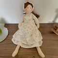 Handgefertigte Waldorf-Puppe mit cremefarbener Blumenschürze und Kopftuch für Kinder - Rosa Blumenstil