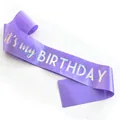 Écharpe d'anniversaire violette avec texte holographique It's my BIRTHDAY pour fête - Ensemble d'écharpes / Satin Violet clair