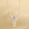 Zilveren boeket bloemen hanger met strik detail op een warme gele achtergrond - Strik Boeket Bloem Insteek Stijl (Halsketting) (Zonder Bloem) (7453) / Zilver