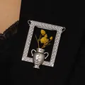 Artistieke vintage zilveren vaas speld met gele droogbloemen op zwarte stof - Vintage Frame Vaas Broche (Zonder Bloem) / Zilver
