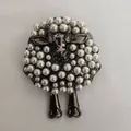Spilla pecora carina in metallo nero con perle bianche per abiti e cappotti - Pecora Nera
