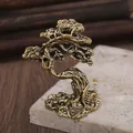 Makroansicht einer Miniatur-Kiefer-Bonsai aus Kupfer mit Vintage-Metalltextur-Details - Niedrige Willkommenskiefer