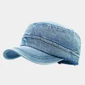 Detailaufnahme des hellblauen Denim-Stoffs und der verstärkten Nähte der Militärmütze - Verstellbar / Hellblau