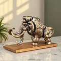 Dettaglio della scultura di mammut con finitura in bronzo su base in legno - Mammut