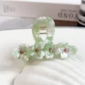 Pinza per capelli in acetato verde con fiori, strass e trama effetto marmo - Verde Chiaro