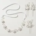 Bruidshaarset met witte stoffen rozen, parels en kristallen op zilveren draad - Rozen haarspeld en hoofdband set / Wit