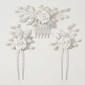 Handgefertigtes Braut-Haarschmuck-Set mit weißen Keramikrosen und silbernen Perlen - Silberner Stil (HS-J7083S)