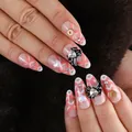 Dettaglio di unghie a mandorla con motivi geometrici rosa-bianco e fiocchi 3D - Stile Fiocco Geometrico Rosa Bianco (XY-05)