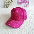 Detailansicht der rosenroten Baseballkappe mit glitzernden Strasssteinen auf Krone und Schirm - Erwachsenengröße (Verstellbar) / Rosarot