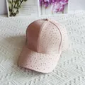 Detailansicht der rosa Baseballkappe mit funkelnden bunten Strasssteinen verziert - Erwachsenengröße (Verstellbar) / Rosa