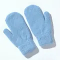 Dettaglio di guanti in maglia celeste in pelliccia di coniglio e polsini a coste - Taglia unica / Blu