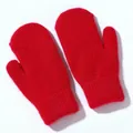 Dettaglio di muffole in lana d'angora rossa con morbida consistenza e polsini a costine - Taglia unica / Rosso