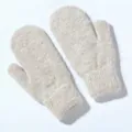 Primo piano di muffole in maglia crema con spessi polsini a coste e morbida consistenza - Taglia unica / Cammello Riso