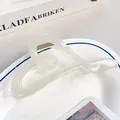 Elegante pinza para el pelo de acrílico blanco crema con diseño aerodinámico y muelle oro - 12cm / Beige