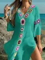 Dettaglio di fiori all'uncinetto colorati e spacco laterale su un maxi abito da spiaggia - Taglia S / Verde Turchese