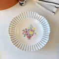 Piatto in ceramica con bordi ondulati a righe blu e motivo floreale rosa - Piatto a Fiori (21.5*4.5cm)
