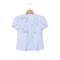 Damen Popeline-Bluse mit hellblauen Streifen, V-Ausschnitt und Rüschendetails - XS / Blau
