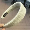 Cerchietto spesso in maglia di lana verde chiaro con etichetta fatta a mano per capelli - verde chiaro