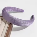 Serre-tête rembourré en satin violet élégant avec motif jacquard de marguerites - Imprimé Violet