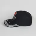Schwarze Baseballkappe mit rotem und silbernem Strassmuster und Kristallrand - Verstellbar / Ich liebe JUS - Schwarz