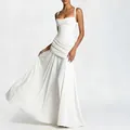 Dettaglio dell'abito lungo bianco attillato con eleganti pieghe in vita e drappeggio - 3XL / Bianco