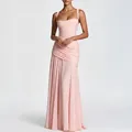 Dettaglio dell'elegante drappeggio e del tessuto a pieghe su questo abito lungo rosa - 3XL / Rosa