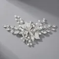 Peineta nupcial elegante con hojas plateadas, cristales brillantes y perlas blancas - Plateado