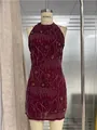 Détail d'une robe rouge vin avec paillettes et broderies florales complexes - S / Haut Et Bas / Bordeaux