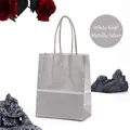 Sac cadeau chic en papier kraft blanc argenté métallisé avec poignées torsadées pour boutiques - Argent Métallisé ; 12 Cm De Long × 15 Cm De Haut × 6 Cm De Côté (format Mini) ; Papier Kraft 120 G