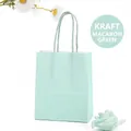 Sac cadeau vert macaron en papier kraft blanc avec poignées torsadées et bord dentelé - Vert Macaron ; 12 Cm De Long * 15 Cm De Haut * 6 Cm De Côté (format Mini) ; Papier Kraft 120 G
