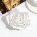 Elegante witte camelia bloem accessoire met zijden bloemblaadjes en elastisch koord - Witte Roos