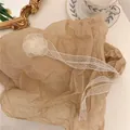 Romantische camellia bloem tailleketting van beige organza met polkadot kant lint - Roos Gaas Kant