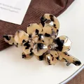 Pince à cheveux fleurie en acétate écaille de tortue avec détails en strass - L / Écaille