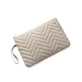 Detalle de textura acolchada en zigzag y cremallera en neceser de maquillaje beige - Chevron / 25*17cm / Caqui Ondas Grandes