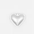 Détail d'un pendentif coeur en cuir PU argenté avec des coutures soignées - Forme de Cœur / Argent