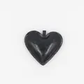 Vue détaillée du porte-clés coeur en cuir noir avec coutures et texture brillante - Forme de Cœur / Noir